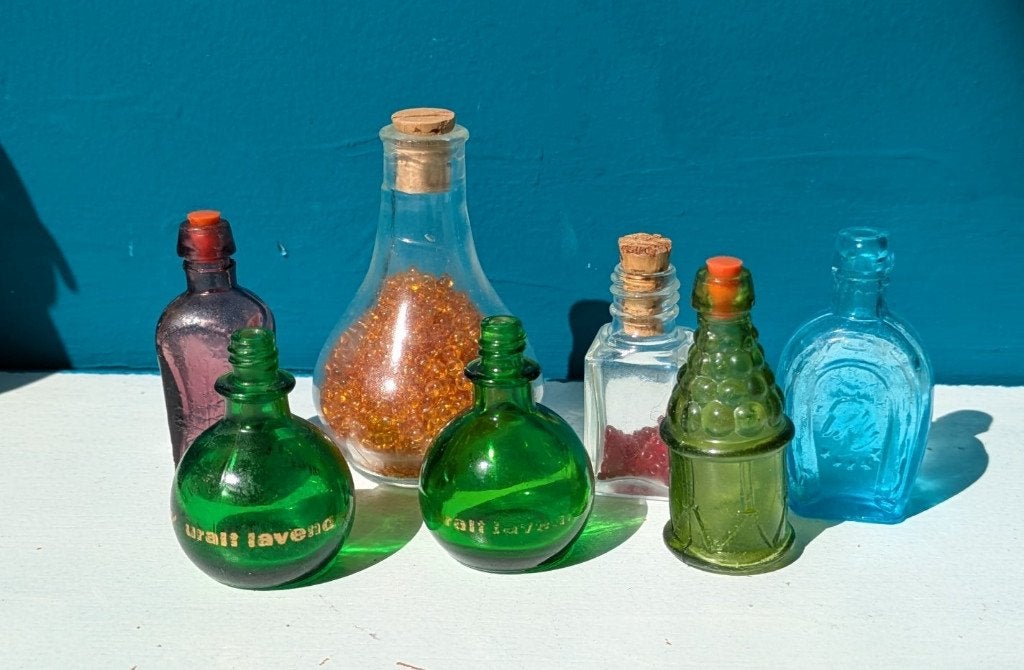 Kleine verzameling vintage mini flesjes gekleurd glas 7x, Ophalen of Verzenden, Zo goed als nieuw