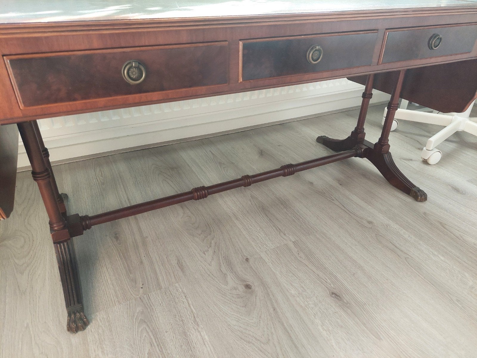 Antieken hangoor sidetable met 3 lades en ingelegd blad, Ophalen, Gebruikt, Kersenhout, 150 tot 200 cm