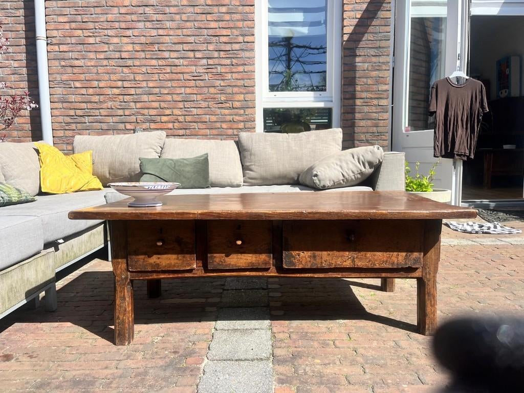 Antieke Spaanse kastanjehouten salontafel, Antiek en Kunst, Ophalen