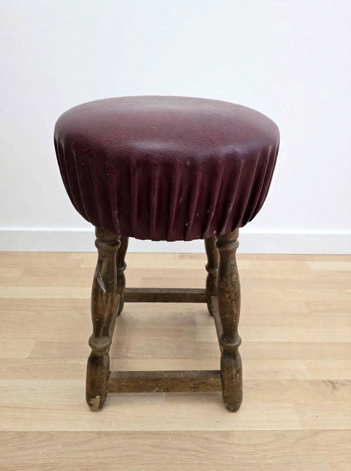 Vintage krukje met bordeauxrood kunstleren zitting, Antiek en Kunst, Ophalen of Verzenden
