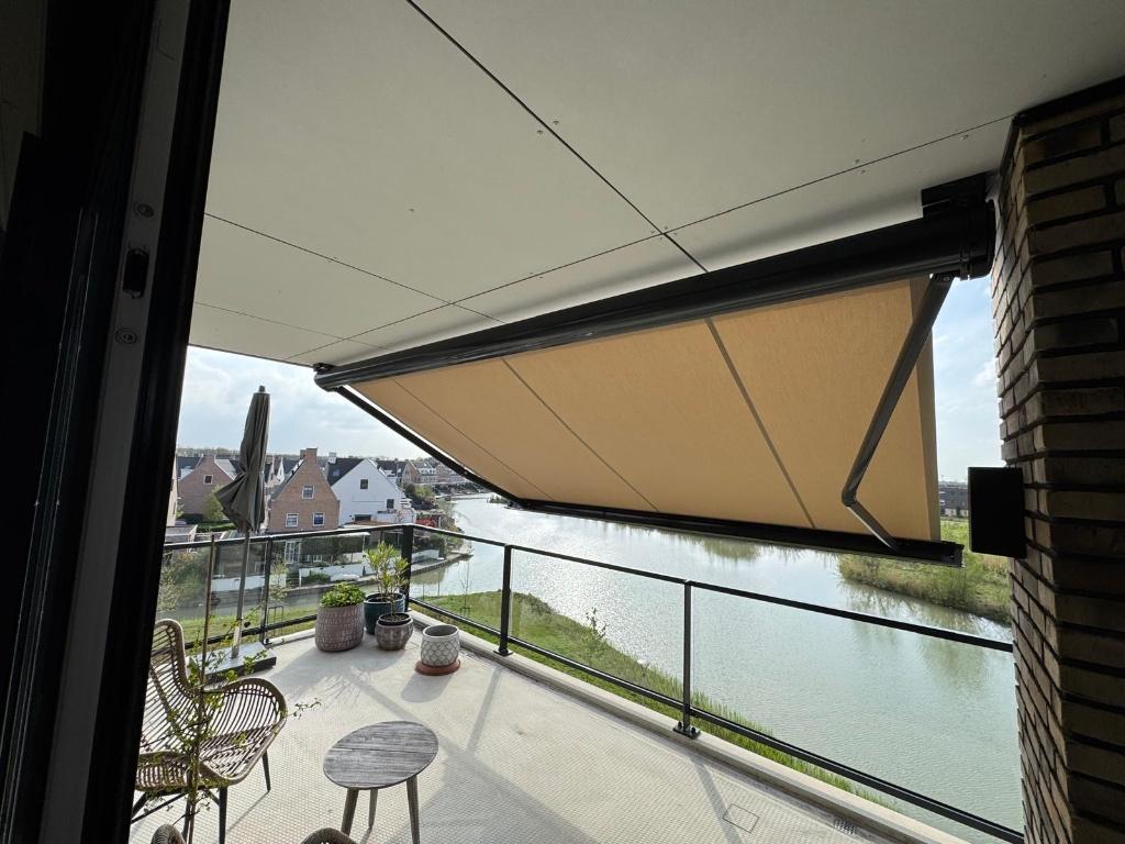 Electrische zonwering 1 jaar oud zo goed als nieuw, Tuin en Terras, Zonneschermen, Ophalen, Elektrisch, Zo goed als nieuw, 150 tot 300 cm