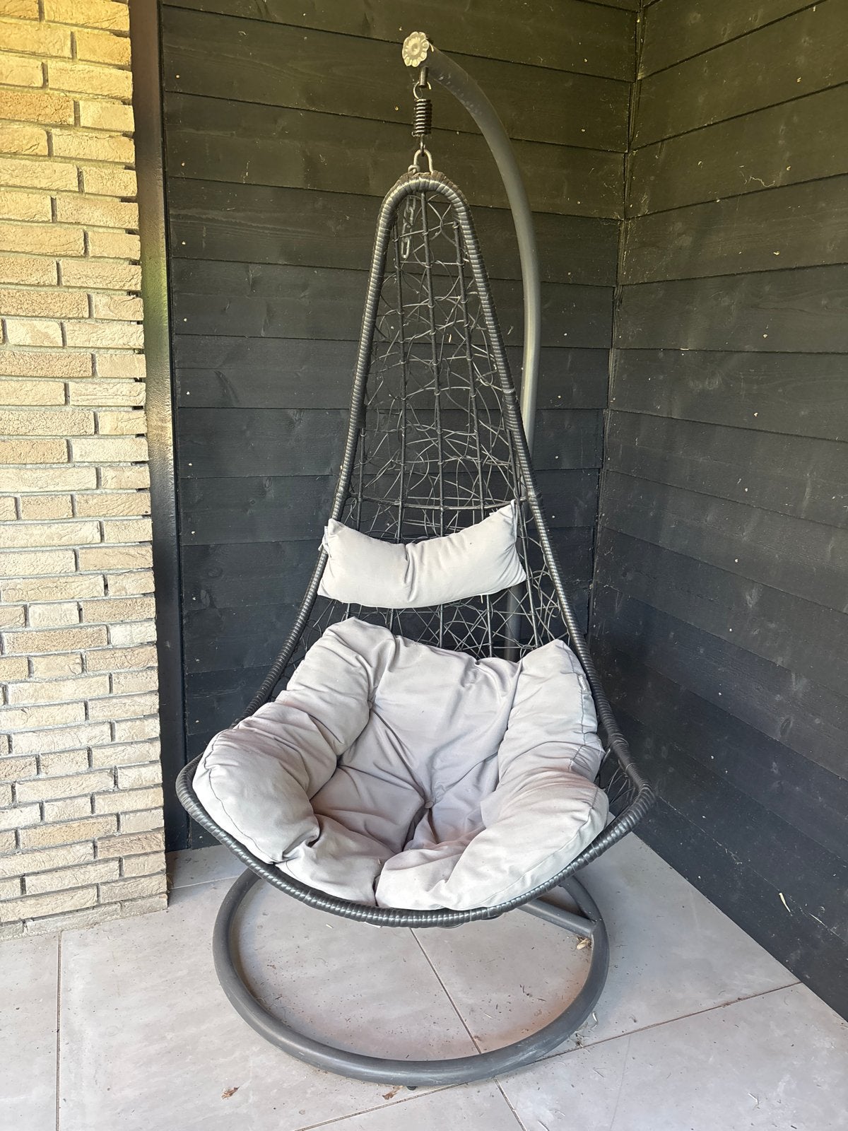 Hangstoel zwart, met kussen grijs Intratuin als nieuw, Ophalen, Zo goed als nieuw, Wicker