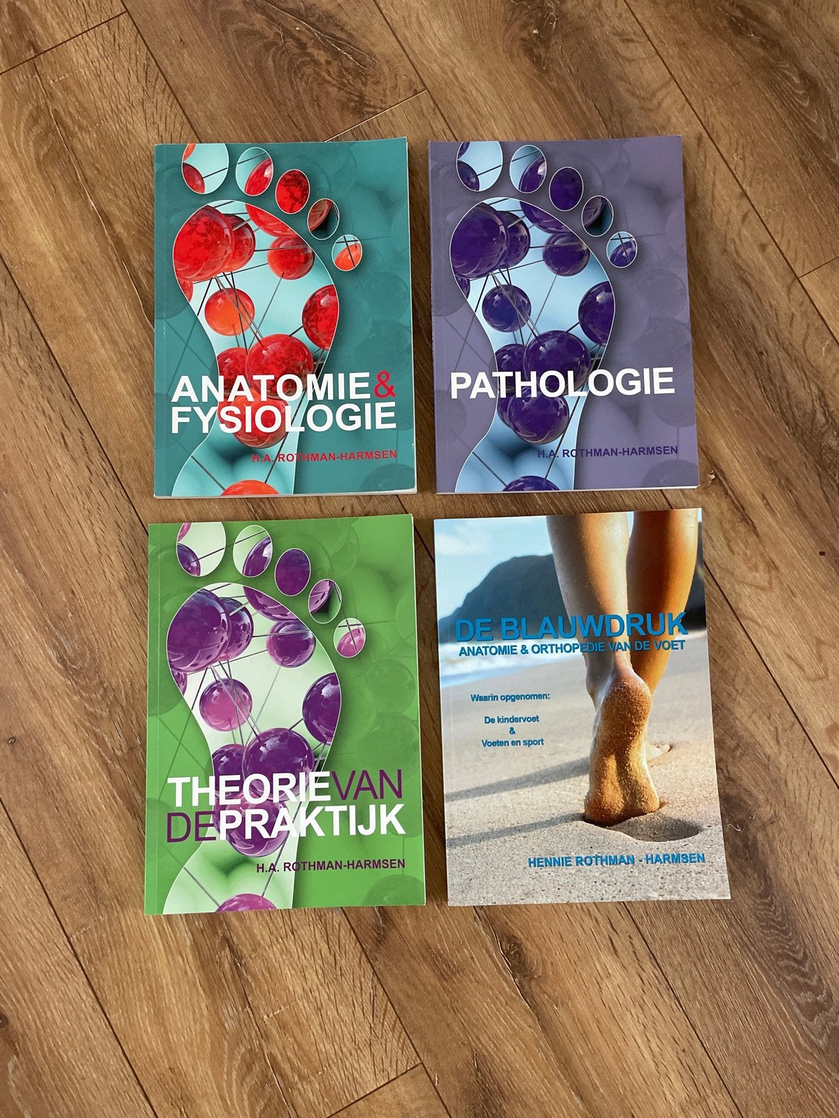 4 boeken voor pedicure opleiding, Ophalen of Verzenden, Beta, Gelezen, HBO