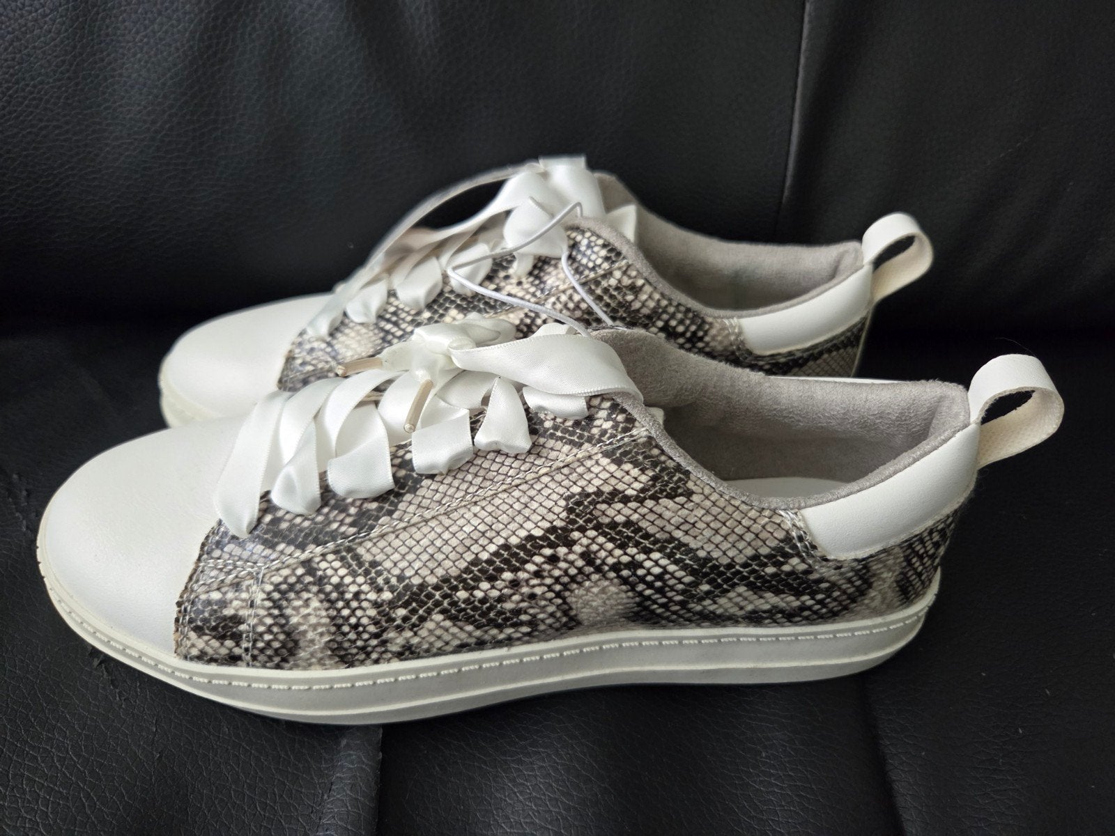 Witte gympen van C&A met grijze slangenprint Maat 40 - Nieuw, Kleding | Dames, Wit, Nieuw, Ophalen of Verzenden, Sneakers of Gympen