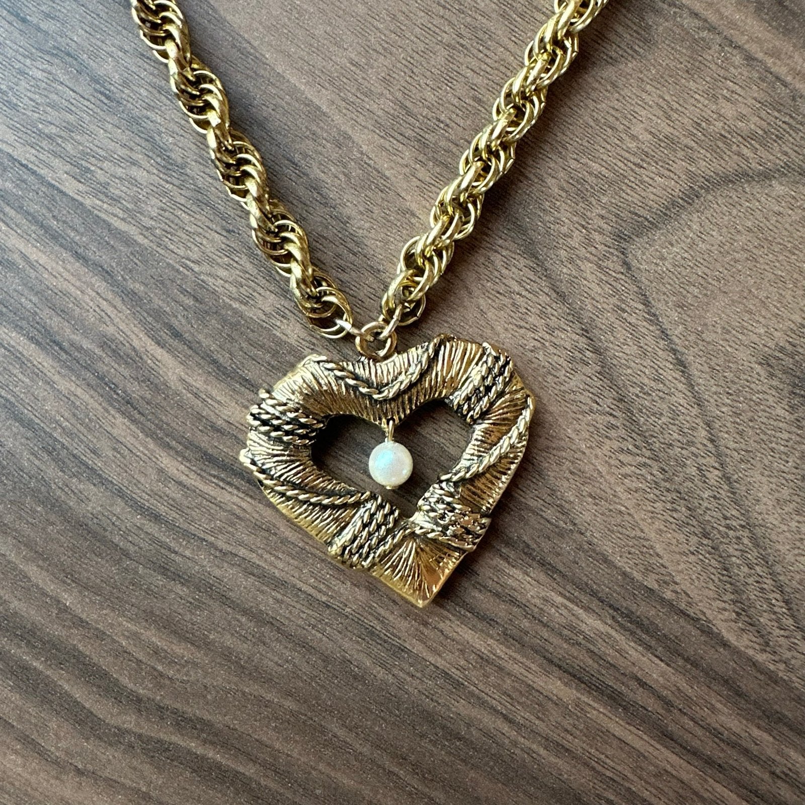 Vintage Moschino ketting met hartvormige hanger, Ophalen of Verzenden, Zo goed als nieuw, Goud, Overige materialen