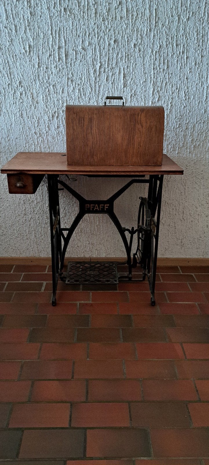 Antieke Pfaff Naaimachine met Tafel en Accessoires, Antiek en Kunst, Antiek | Naaimachines, Ophalen of Verzenden