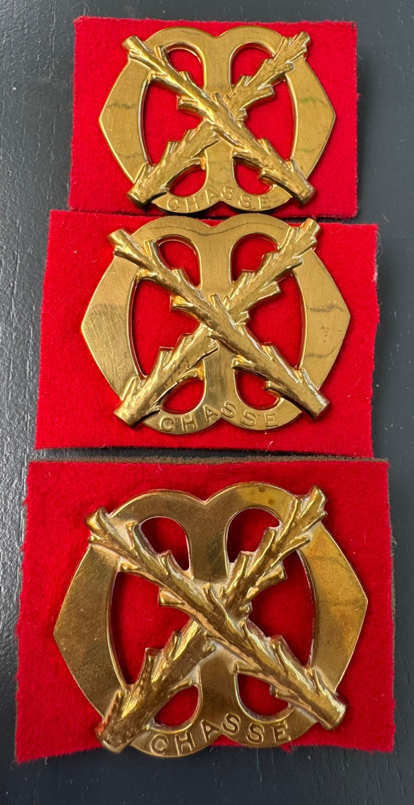 KL 3 baretemblemen R.I. Chassé, Ophalen of Verzenden, Landmacht, Nederland, Embleem of Badge