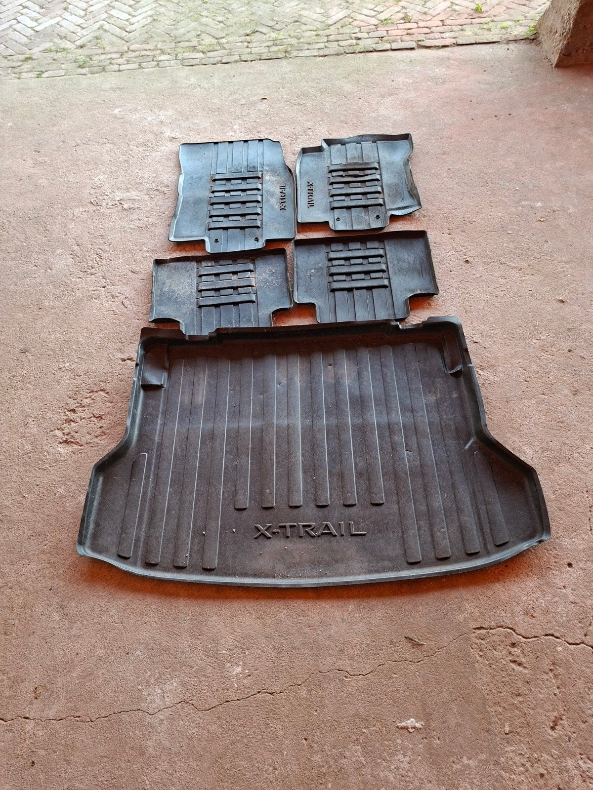 Rubberen mattenset Nissan X-Trail (4 matten + kofferbakmat), Ophalen of Verzenden, Gebruikt