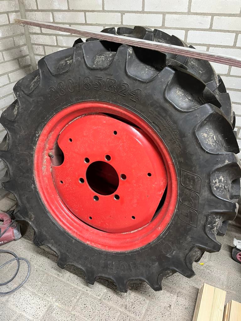 280/85R24 zf steek w7x24 11.2R24, Ophalen, Zo goed als nieuw