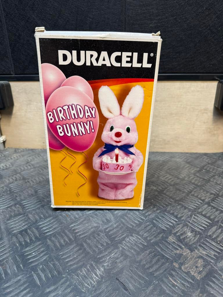 Duracell Birthday Bunny - Roze Konijn met Taartje, Kinderen en Baby's, Met doos, Overige merken, Ophalen of Verzenden, Roze