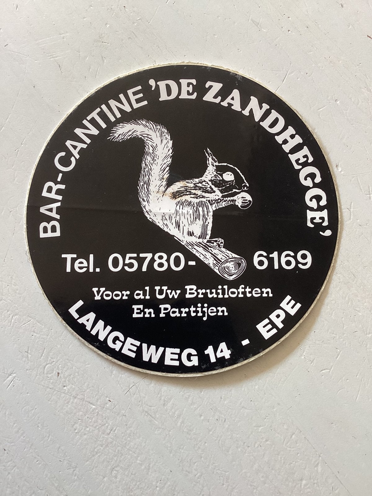 Sticker Bar De Zandhegge in Epe, Verzamelen, Stickers, Verzenden, Zo goed als nieuw