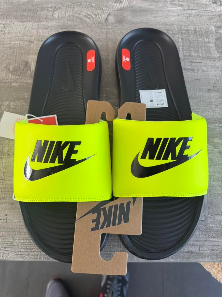 Te koop nieuw paar nike slippers in maat 49,5 (49.5), Slippers, Overige kleuren, Nieuw, Ophalen of Verzenden