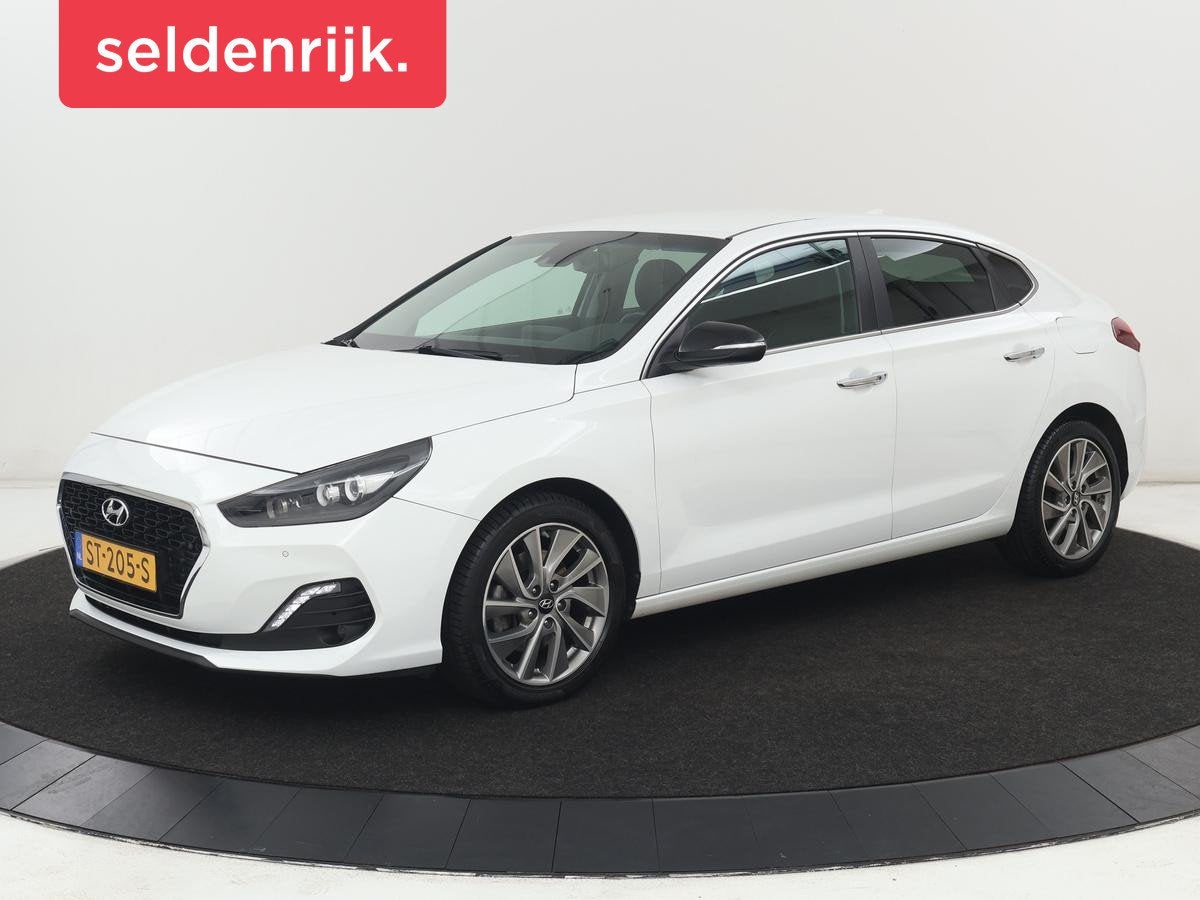 Hyundai i30 Fastback 1.0 T-GDI Premium | Carplay | Half lede, Voorwielaandrijving, Gebruikt, Euro 6, Leder en Stof