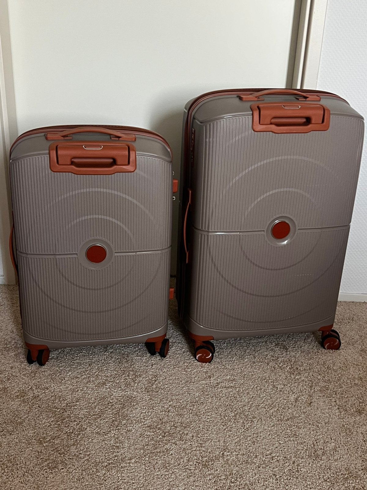 Twee koffers op wieltjes, eenmaal gebruikt. Large  en Medium, Hard kunststof, Zo goed als nieuw, 70 cm of meer, Wieltjes