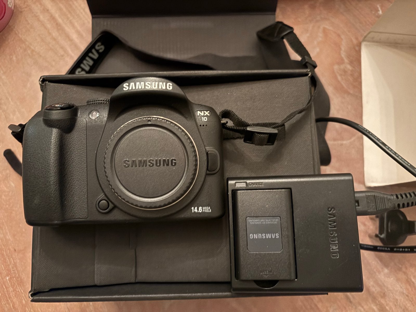 Samsung NX10 Systeemcamera body met oplader en 2 accu's, Audio, Tv en Foto, Fotocamera's Digitaal, Gebruikt, Ophalen of Verzenden