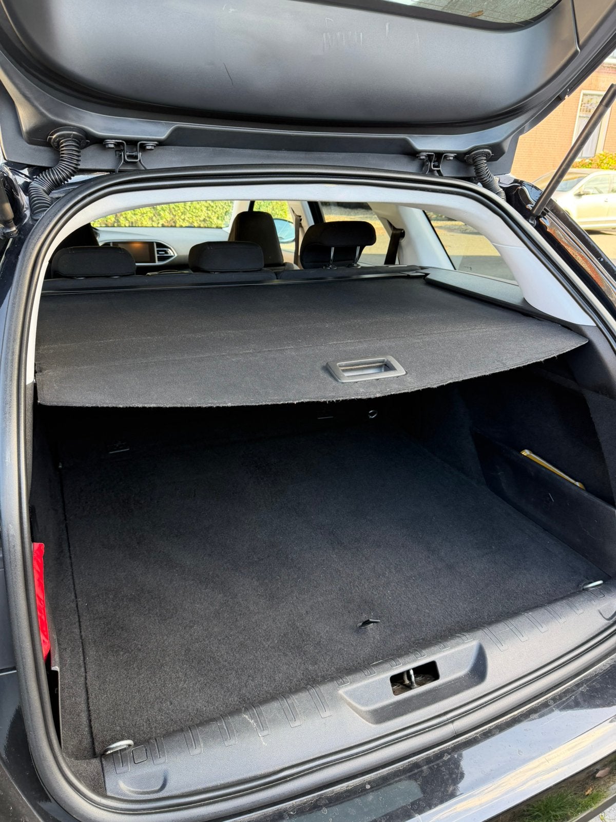 Foto 20 van Peugeot 308 1.2 E-thp 81KW/110PK SW 2015 Zwart