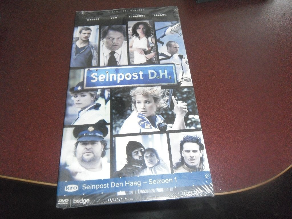 dvd seinpost d.h. seizoen 1, Vanaf 12 jaar, Ophalen of Verzenden, Nieuw in verpakking, Seizoen 1