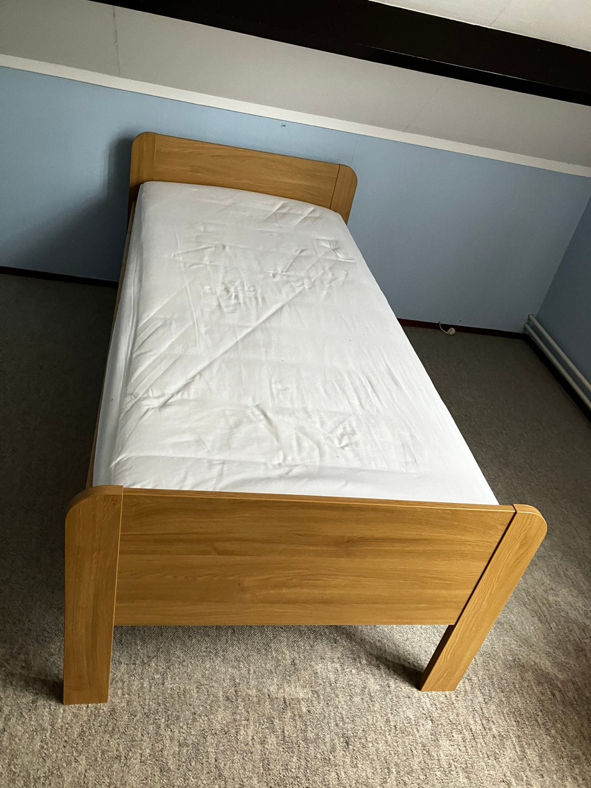 Een persoons bed (80x200 cm), Huis en Inrichting, Slaapkamer | Bedden, Ophalen, Eenpersoons, Wit, Zo goed als nieuw