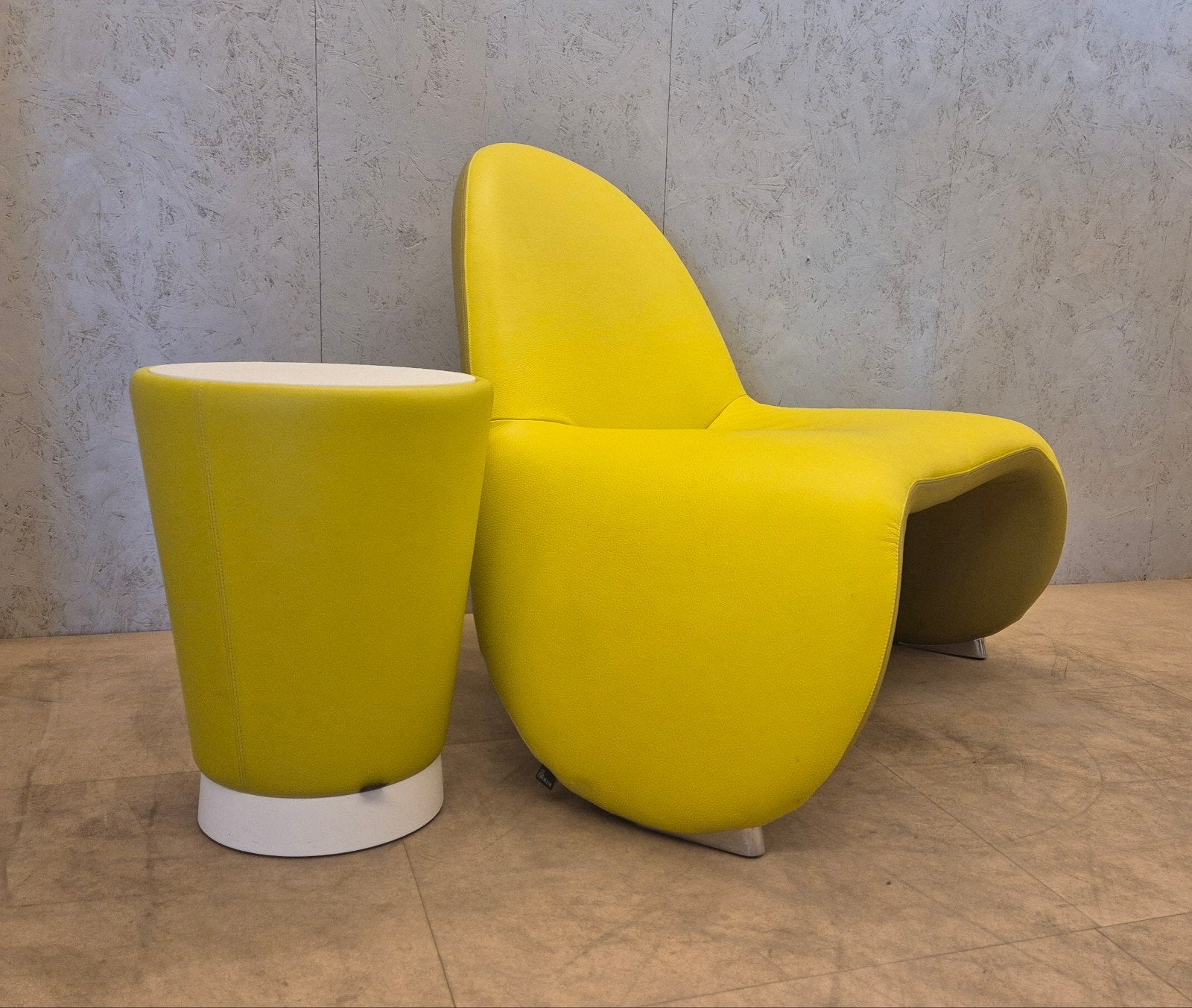 Leolux Stella fauteuil + Barillo poef geel leer designset, Huis en Inrichting, Fauteuils, Ophalen, Leolux, Zo goed als nieuw, 75 tot 100 cm