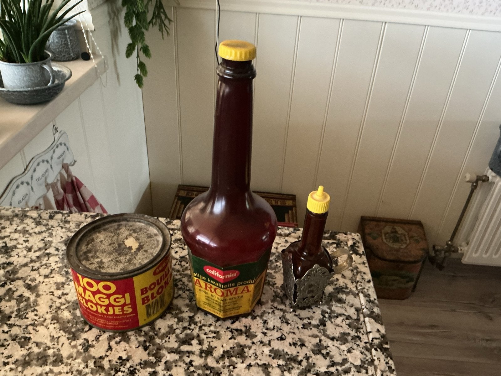 Vintage Maggi blik en Aroma flessen met houders, Ophalen of Verzenden