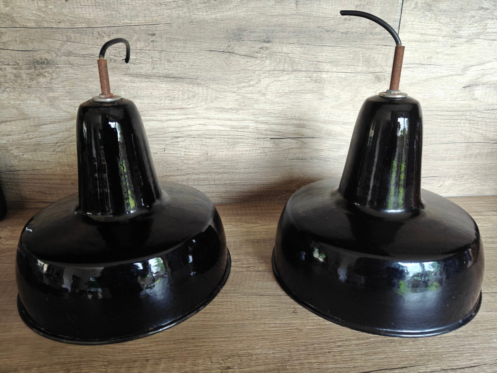 Twee Vintage Industriële Emaille Zwarte fabriekslampen Ø26cm, Huis en Inrichting, Lampen | Hanglampen, Gebruikt, Overige materialen