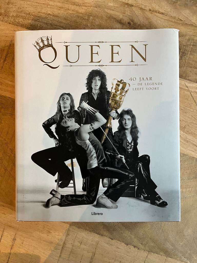 Queen - 40 Jaar - De Legende Leeft Voort (Boek), Ophalen of Verzenden, Zo goed als nieuw, Artiest