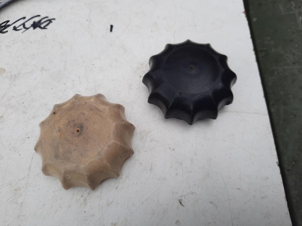 N.O.S ?? 2 x oldtimer tankdoppen benzinedoppen puch ?, Fietsen en Brommers, Brommeronderdelen | Oldtimers, Ophalen, Zo goed als nieuw