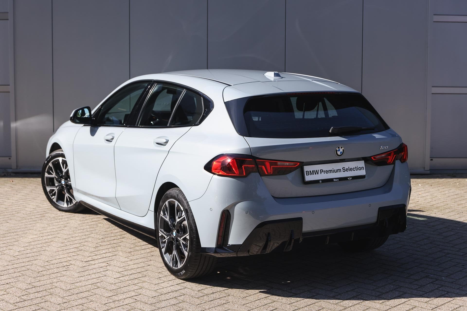 BMW 1 Serie 120 M Sport Automaat / Sportstoelen / Stoelverwa, Auto's, Dealer onderhouden, Gebruikt, 156 pk, Met garantie (alle)