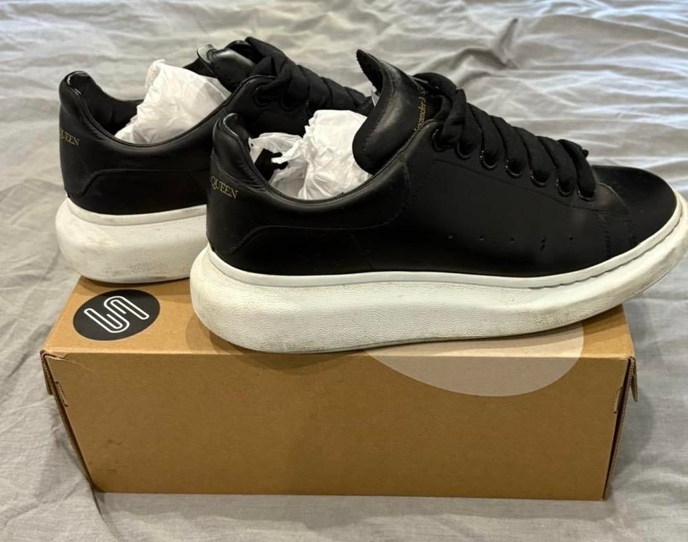 Alexander McQueen Oversized Sneakers Zwart, Kleding | Dames, Ophalen of Verzenden, Gedragen, Zwart, Sneakers of Gympen