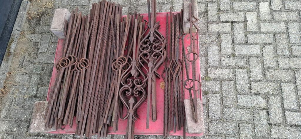 Smeedijzeren onderdelen voor poort of hekwerk, Ophalen