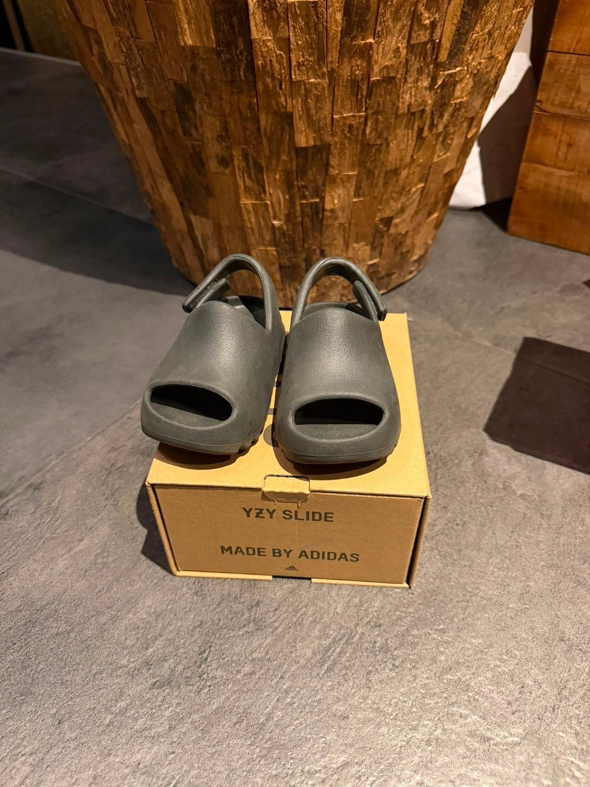 Yeezy Slide - Maat 25 - Zo goed als nieuw, Yeezy, Jongetje of Meisje, Overige typen, Ophalen of Verzenden