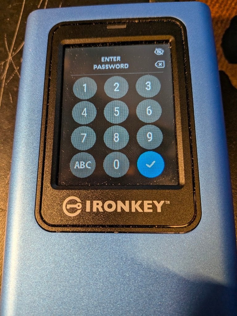 Kingston IronKey Vault Privacy 80  960GB   Blauw, Computers en Software, USB Sticks, Ophalen of Verzenden, Zo goed als nieuw, 1 TB