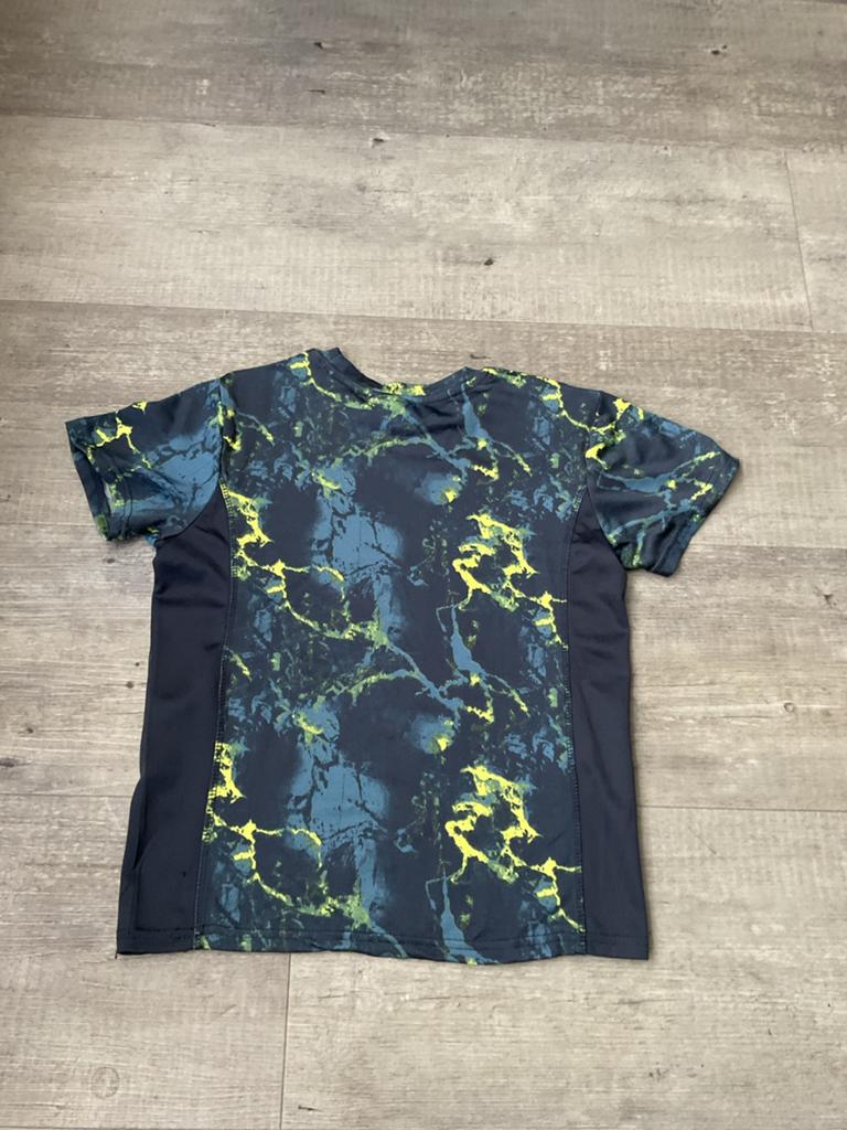 Sportshirt met marmerprint - Maat 134/140  ERGEENOMIX, Kinderen en Baby's, Kinderkleding | Maat 134, Ophalen of Verzenden, Zo goed als nieuw