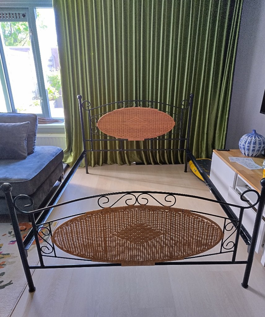 Uniek bed met riet matzwart staal 160 cm, Huis en Inrichting, Ophalen, Tweepersoons, Hout, 160 cm