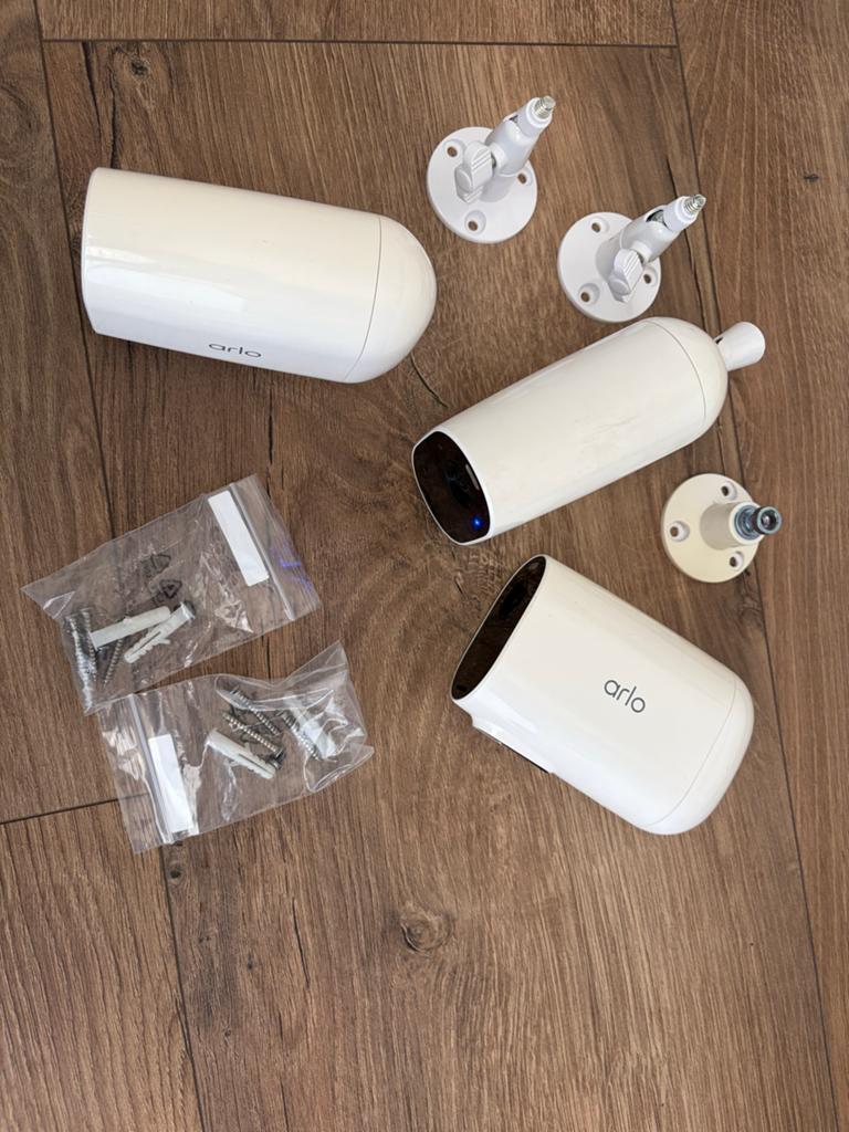 3 Arlo camera's inclusief beugels, Ophalen, Zo goed als nieuw, Compleet systeem, Beweging