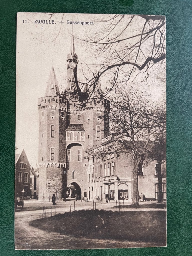 ansichtkaart van Zwolle , Sassenpoort 11 met spoorstempel., Verzenden, 1920 tot 1940, Overijssel