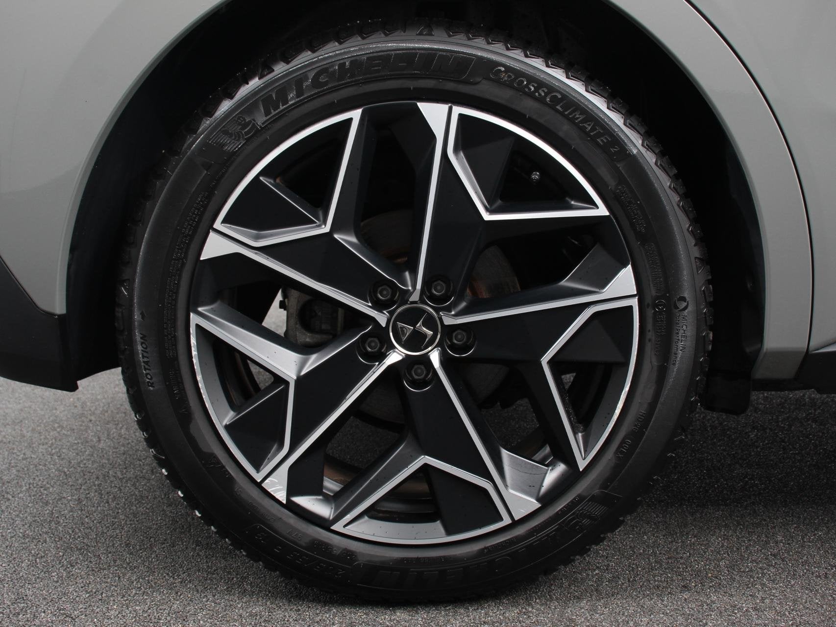 DS 4 1.2 PureTech Automaat Rivoli Cross Panoramadak Focal Au, Auto's, DS, Dealer onderhouden, Gebruikt, 1199 cc, Leder