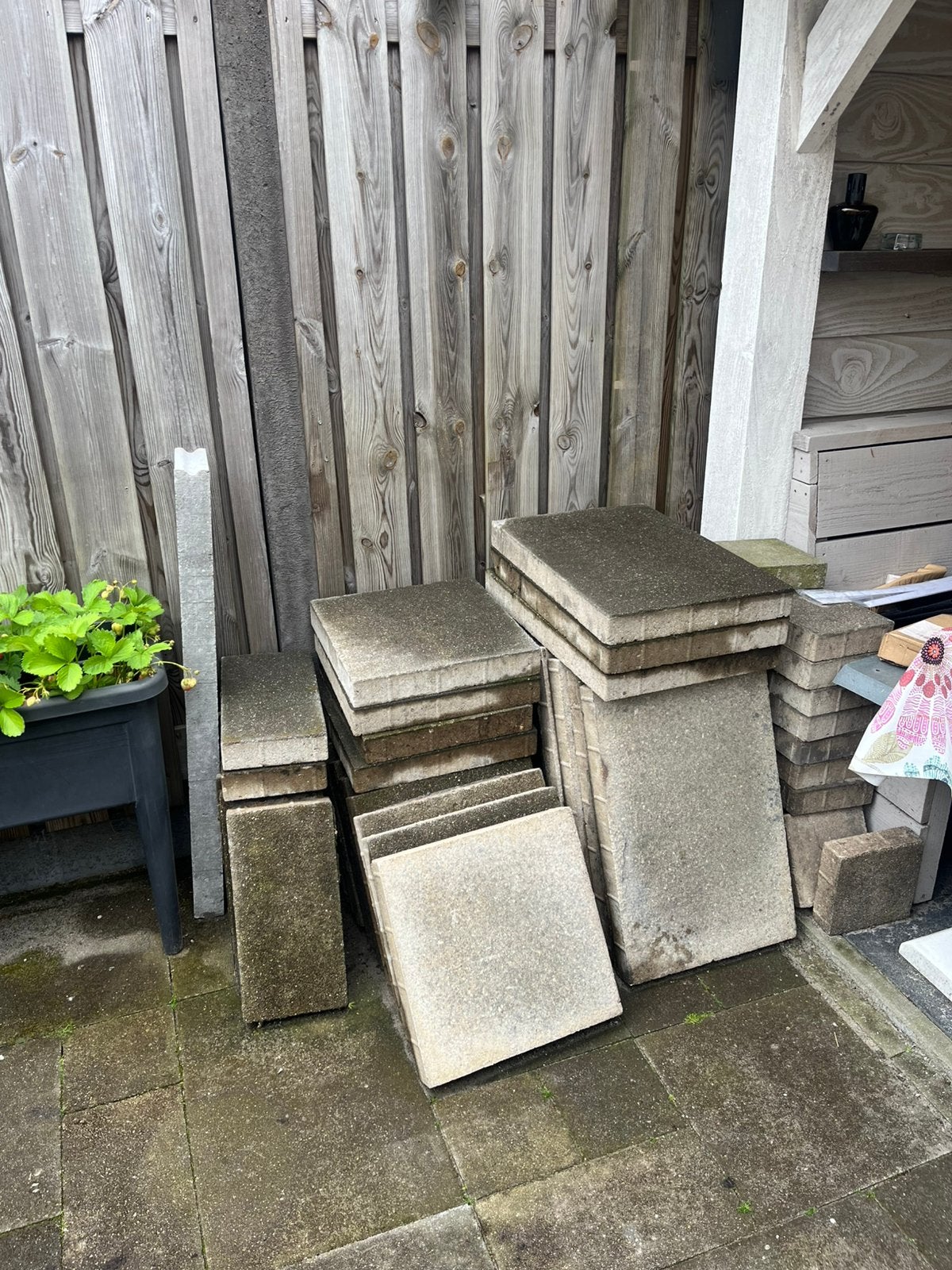 Gratis tuintegels 4,3 m2 + opsluitband, Ophalen, Gebruikt, Minder dan 5 m², Beton