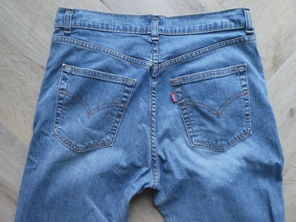 Levi spijkerbroek maat ??, Blauw, Ophalen of Verzenden, Zo goed als nieuw, W28 - W29 (confectie 36)