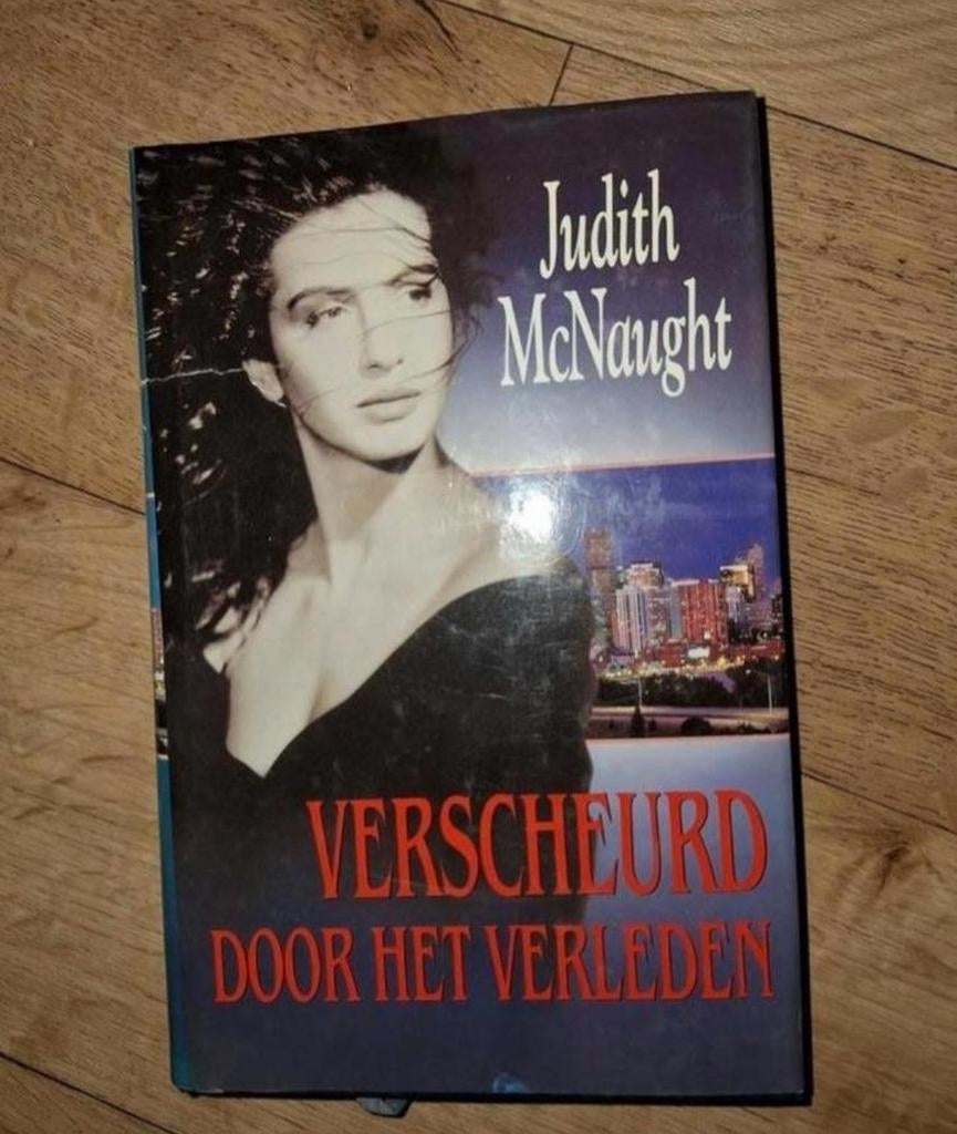 Verscheurd door het verleden - Judith McNaught, Boeken, Ophalen of Verzenden, Zo goed als nieuw, Judith McNaught