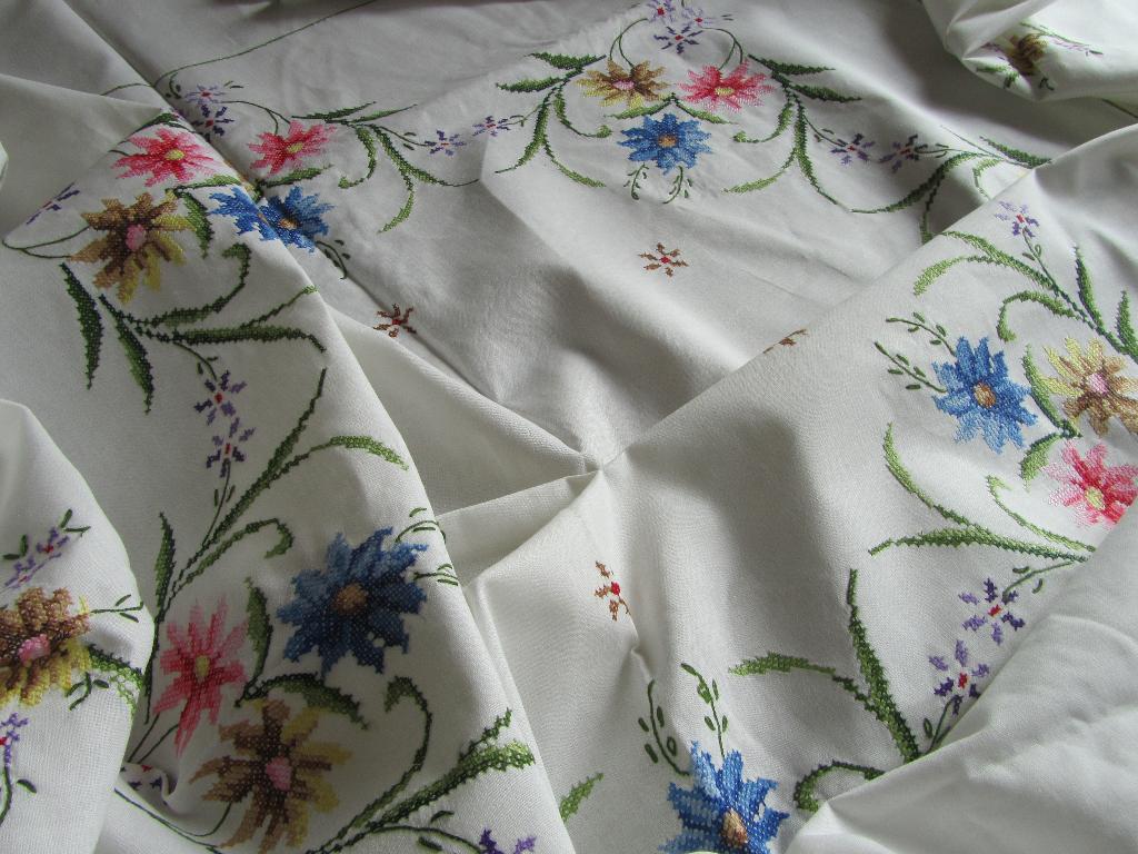 Geborduurd tafelkleed rond met bloemen & servetten, Verzenden, Nieuw, Rond