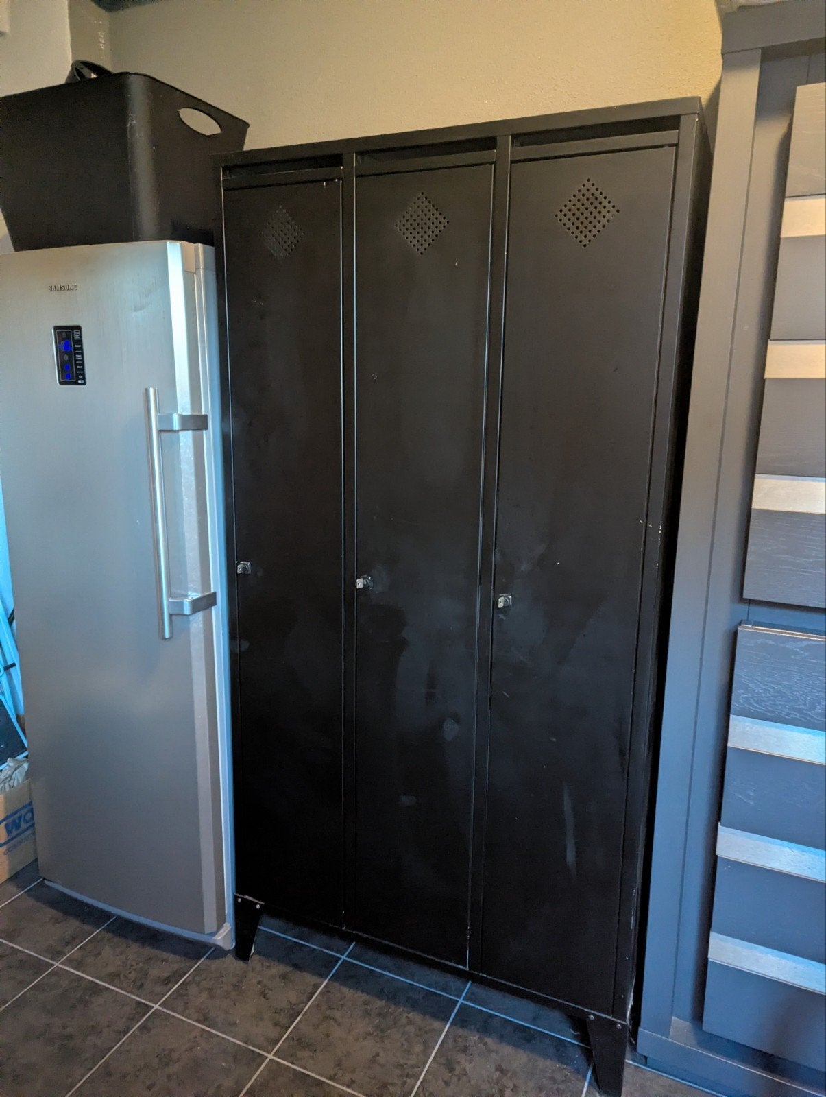 Zwarte metalen locker kast met drie deuren, Ophalen, Gebruikt, Industrieel