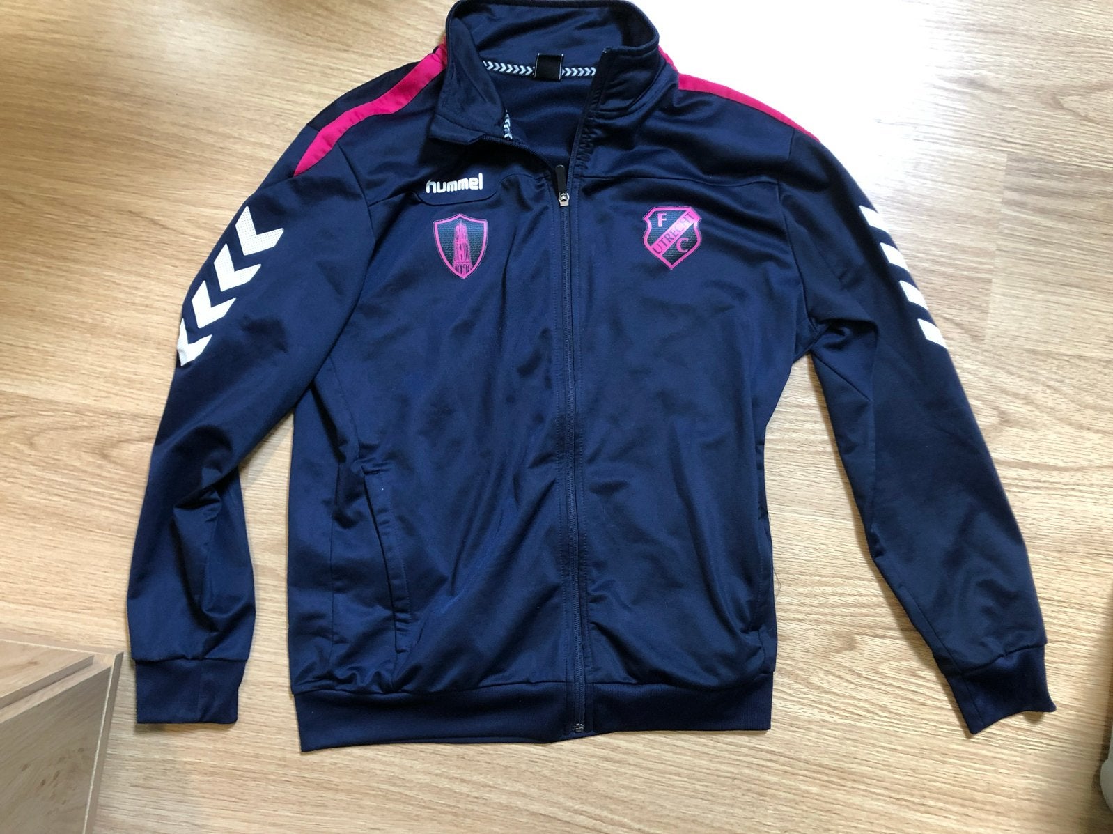 FC Utrecht trainingsjasje blauw roze details maat L Hummel, Maat 52/54 (L), Blauw, Ophalen of Verzenden, Voetbal