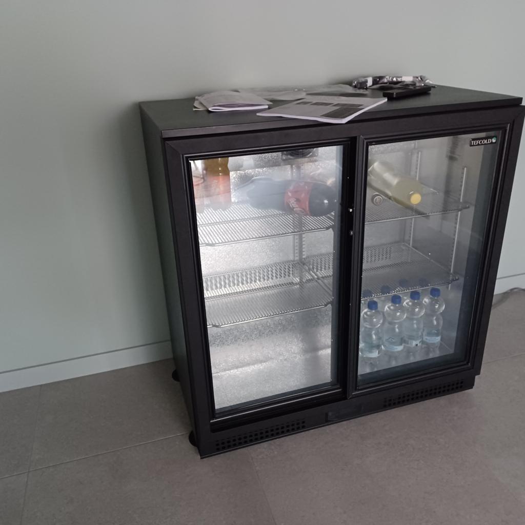 Tefcold barkoelkast 196L, zwart, 2 glazen schuifdeuren, 150 tot 200 liter, Zonder vriesvak, 60 cm of meer, Zo goed als nieuw