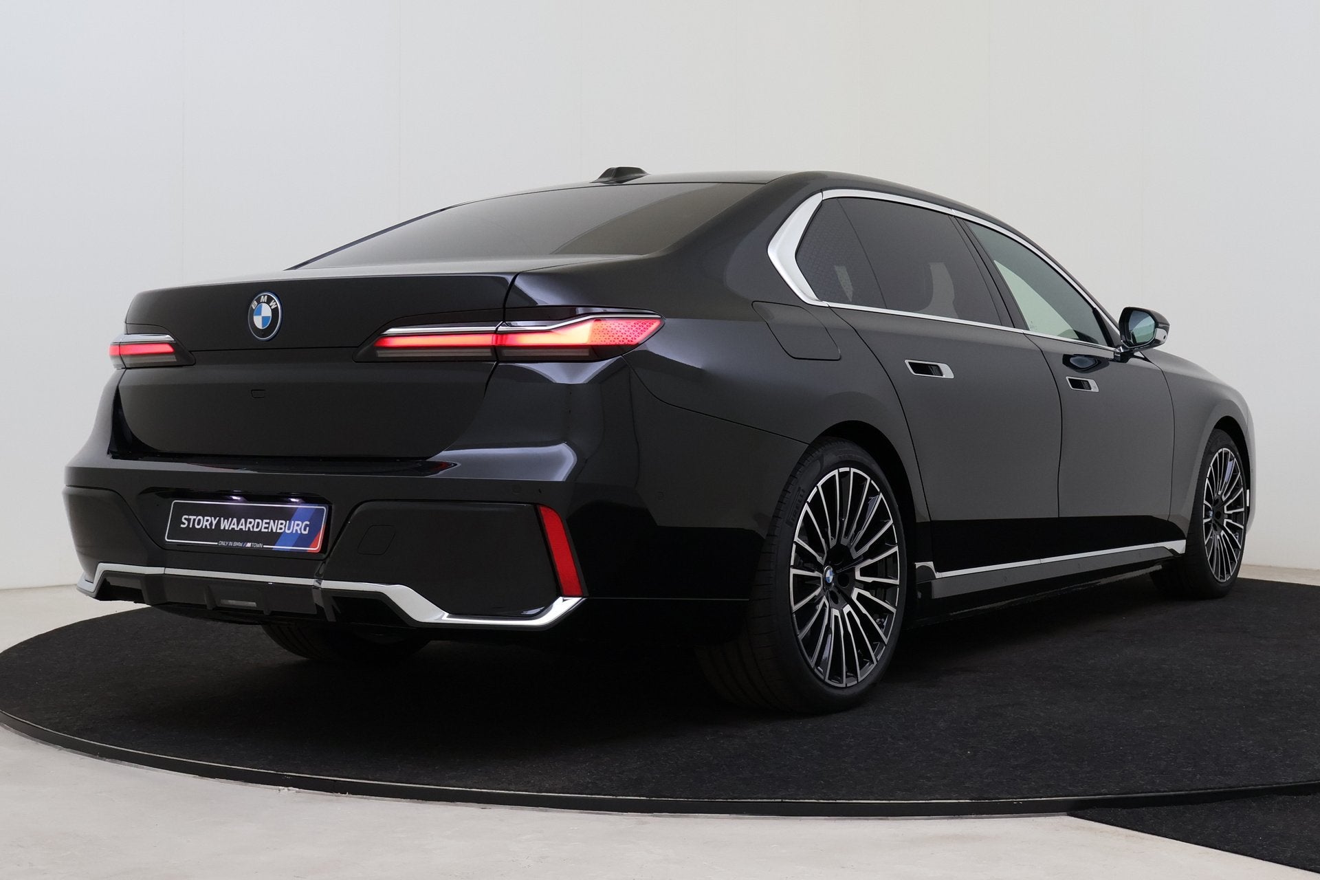 BMW i7 eDrive50 M Sport / Panoramadak / Massagefunctie / Sto, Auto's, Automaat, Dealer onderhouden, Achterwielaandrijving, Zwart