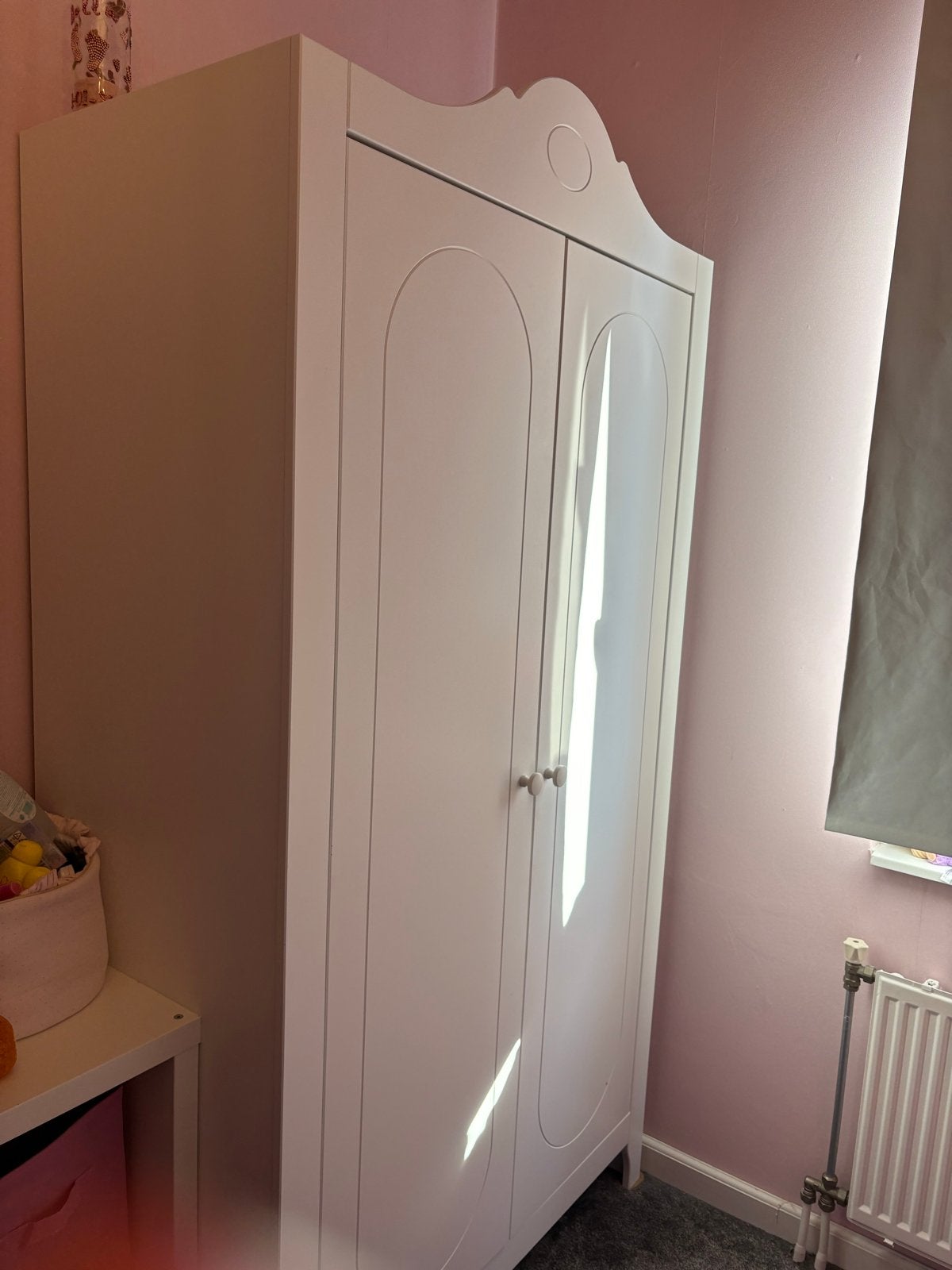 Witte Kinderkast met 2 deuren, Kinderen en Baby's, Kinderkamer | Commodes en Kasten, Ophalen, Zo goed als nieuw