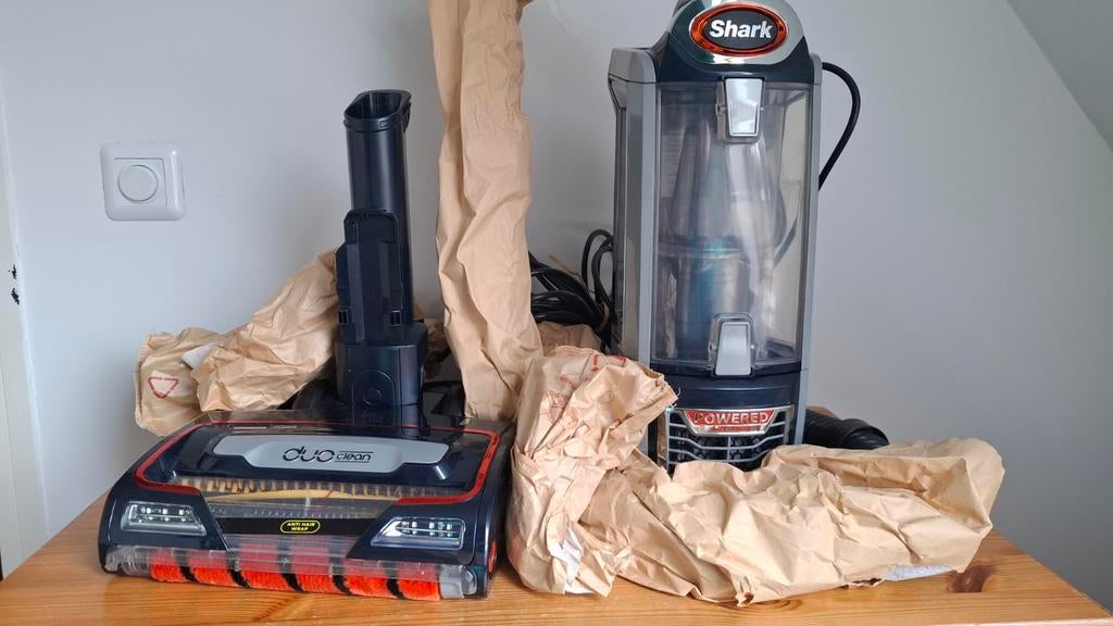Shark Powered Lift-Away DuoClean Anti Hair Wrap Stofzuiger, Ophalen of Verzenden, Zo goed als nieuw, Reservoir, Minder dan 1200 watt