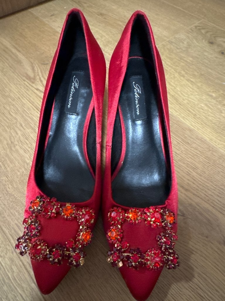 Rode satijnen pumps met strass gesp - Maat 35, Kleding | Dames, Schoenen, Zo goed als nieuw, P.T.SON, Rood, Ballerina's