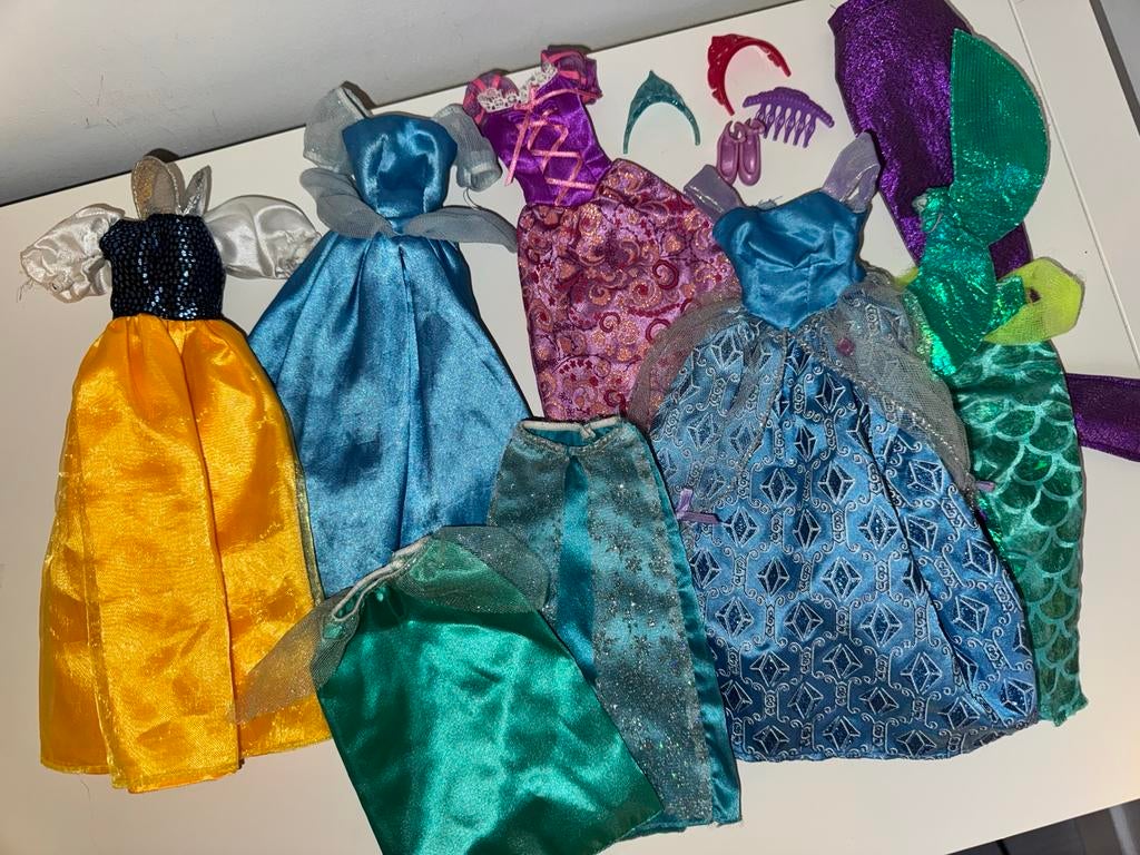 Disney poppenkleding - Prinsessenjurken en zeemeerminstaarte, Ophalen of Verzenden, Gebruikt, Barbie