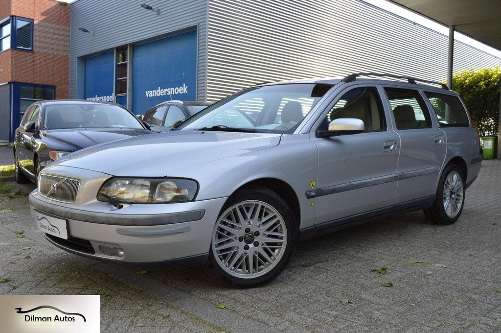 Volvo V70 2.4 Edition II|Clima|Leder|Cruise|Trekhaak|Nap!, Voorwielaandrijving, Beige, Met garantie (alle), Leder en Stof